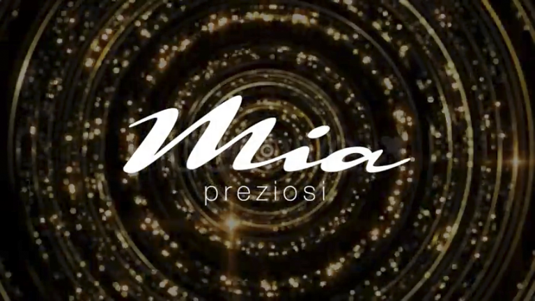 Video pubblicitario per Mia Preziosi realizzato da PixelXpixeL: logo su particelle dorate