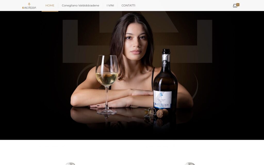 Kascitedda Prosecco – fotografia pubblicitaria con modella, calice e bottiglia di Millesimato Brut