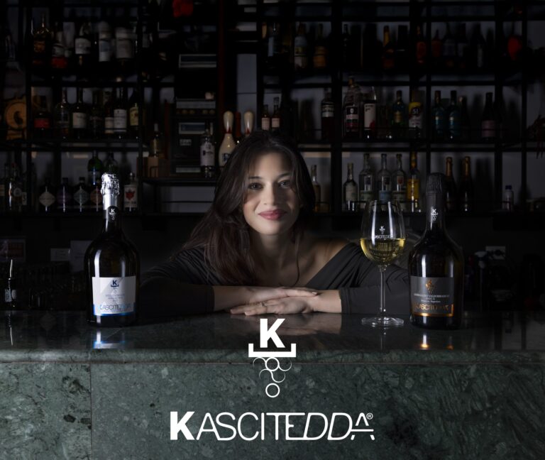 Modella al bancone de IL CLUB Siracusa con le bottiglie di Prosecco Kascitedda e il logo del marchio