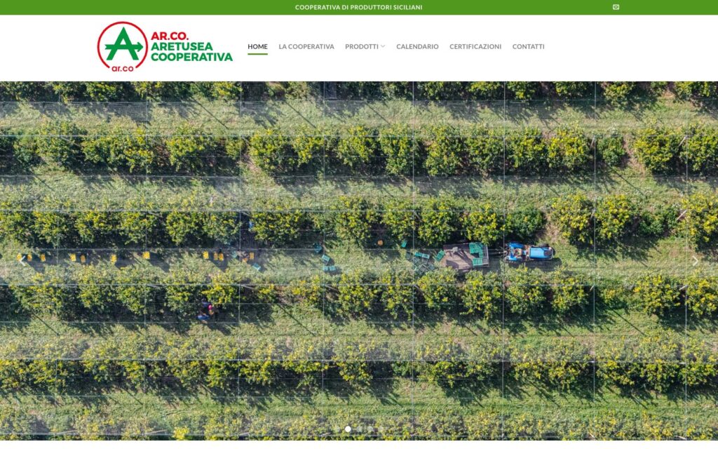 Sito web Cooperativa AR.CO – home page con la foto aerea degli agrumeti di Siracusa