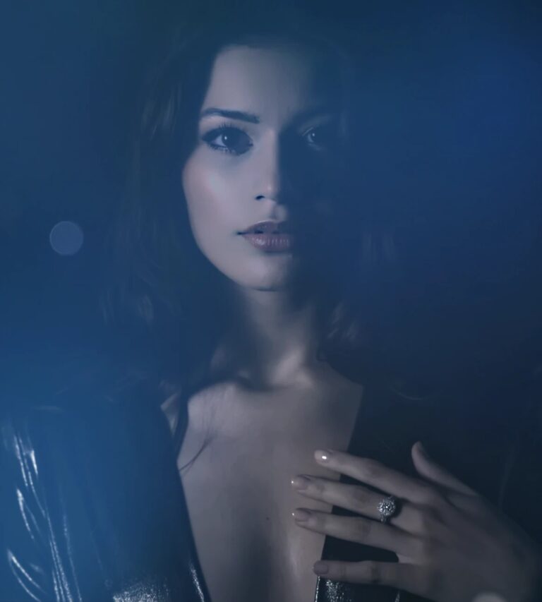 La modella Martina Finocchiaro con l'anello Massimo Sinatra, nella luce blu dello spot "Luna"