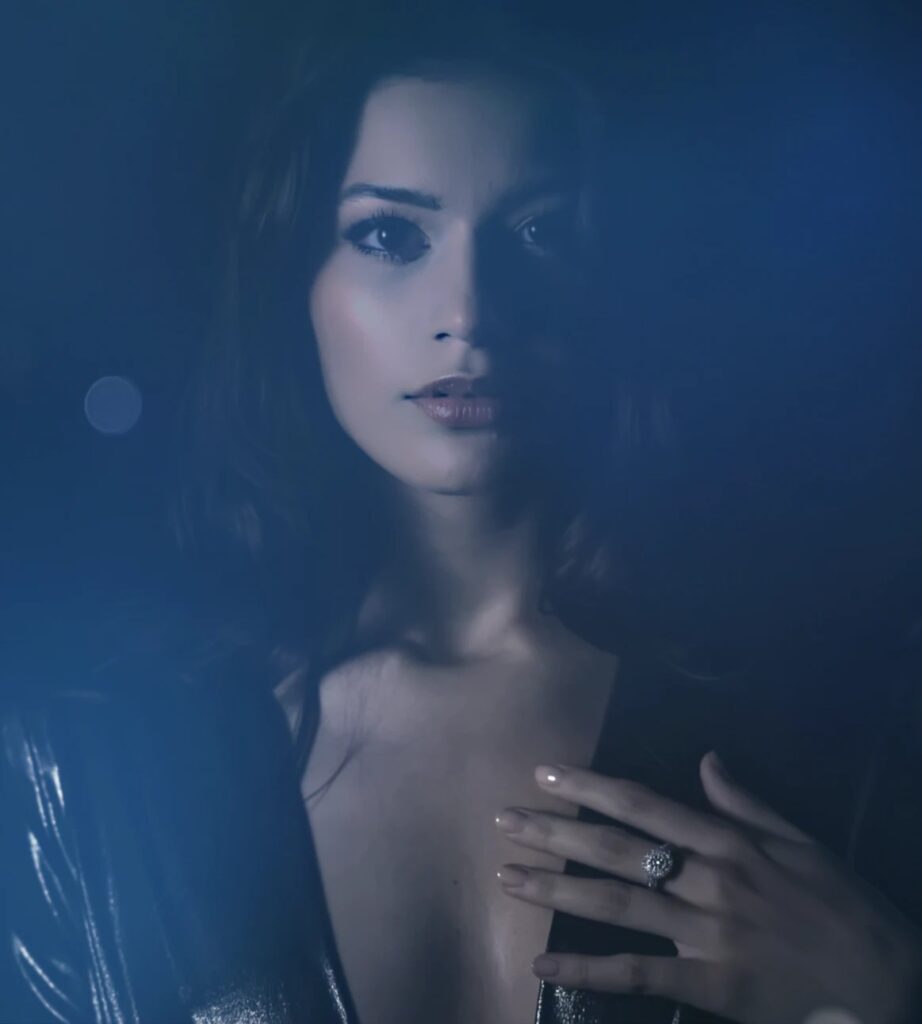 La modella Martina Finocchiaro con l'anello Massimo Sinatra, nella luce blu dello spot "Luna"
